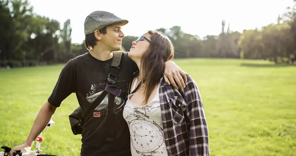 De eerste date na een datingsite: een koppel met een fiets in het park