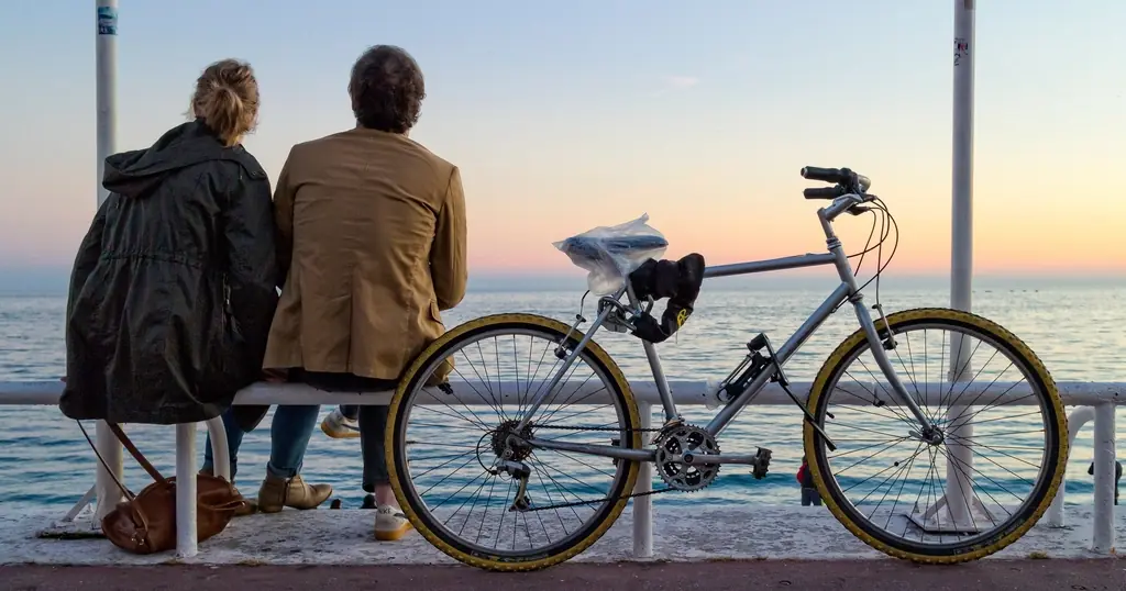 Gratis datingsites: twee mensen zitten naast hun fietsen aan het water