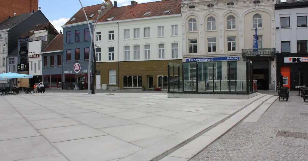 Datingsites Aalst: de Hopmarkt met de gevels van het centrum
