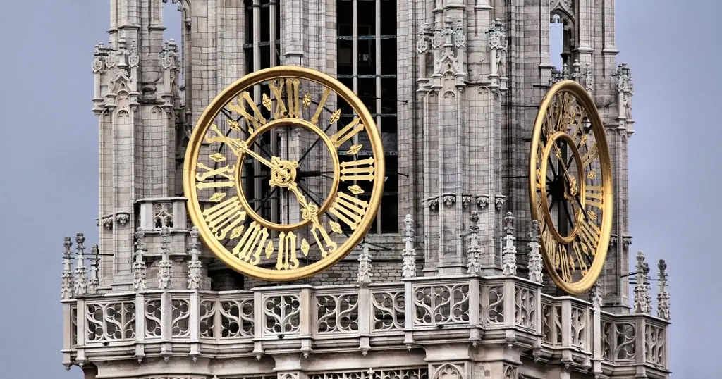 Datingsites Antwerpen: de toren van de Onze-Lieve-Vrouwekathedraal met zijn klok
