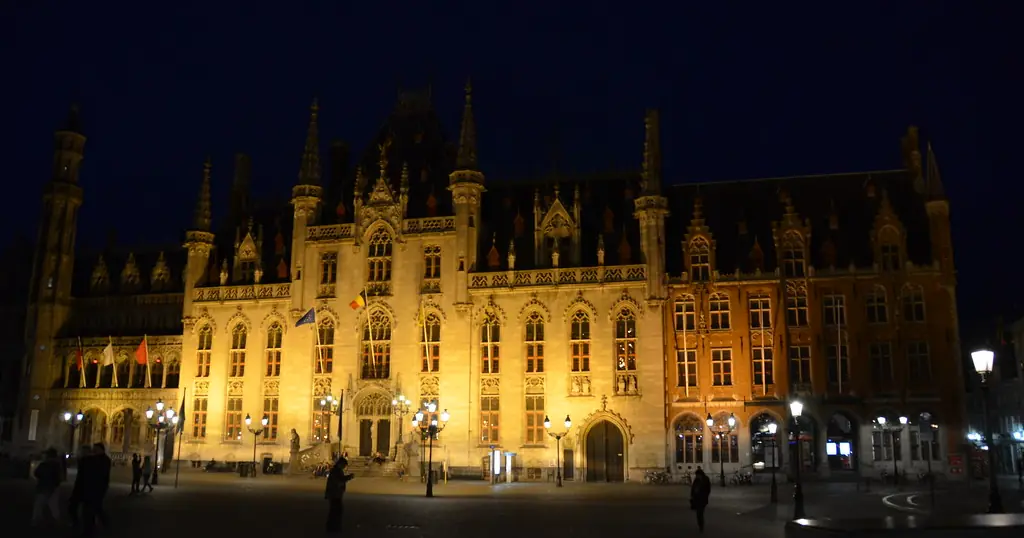 Datingsites Brugge: het verlichte Provinciaal Hof op de Markt bij avond